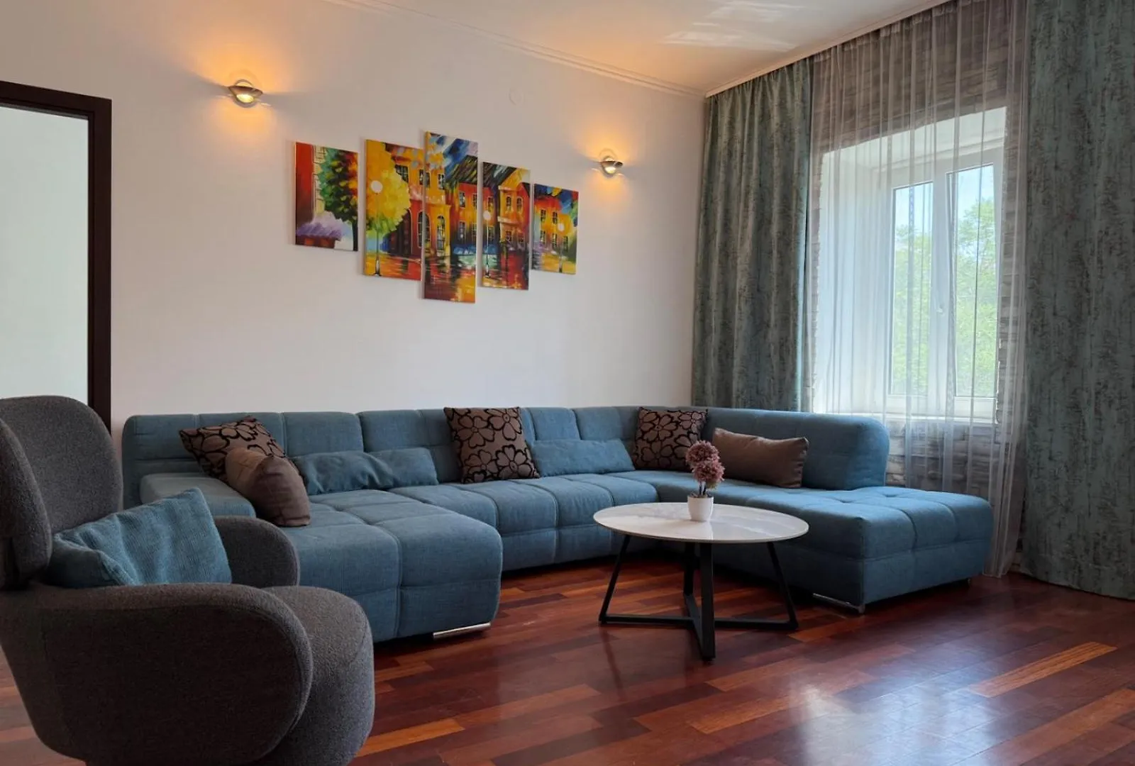 Petrus Superior Apartment - Spacious Three-Room Apartment - Prestigious Location Near Diocletian'S Palace And Bacvice Beach - The Best Restaurants Within Walking Distance - Free Parking Provided スプリト 0*,  クロアチア