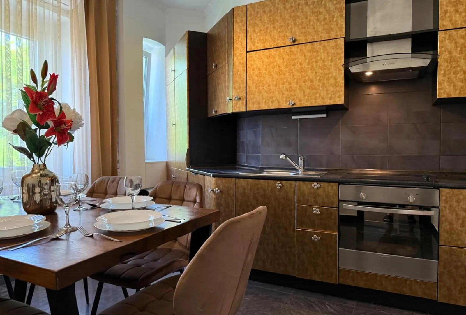 Petrus Superior Apartment - Spacious Three-Room Apartment - Prestigious Location Near Diocletian'S Palace And Bacvice Beach - The Best Restaurants Within Walking Distance - Free Parking Provided Split