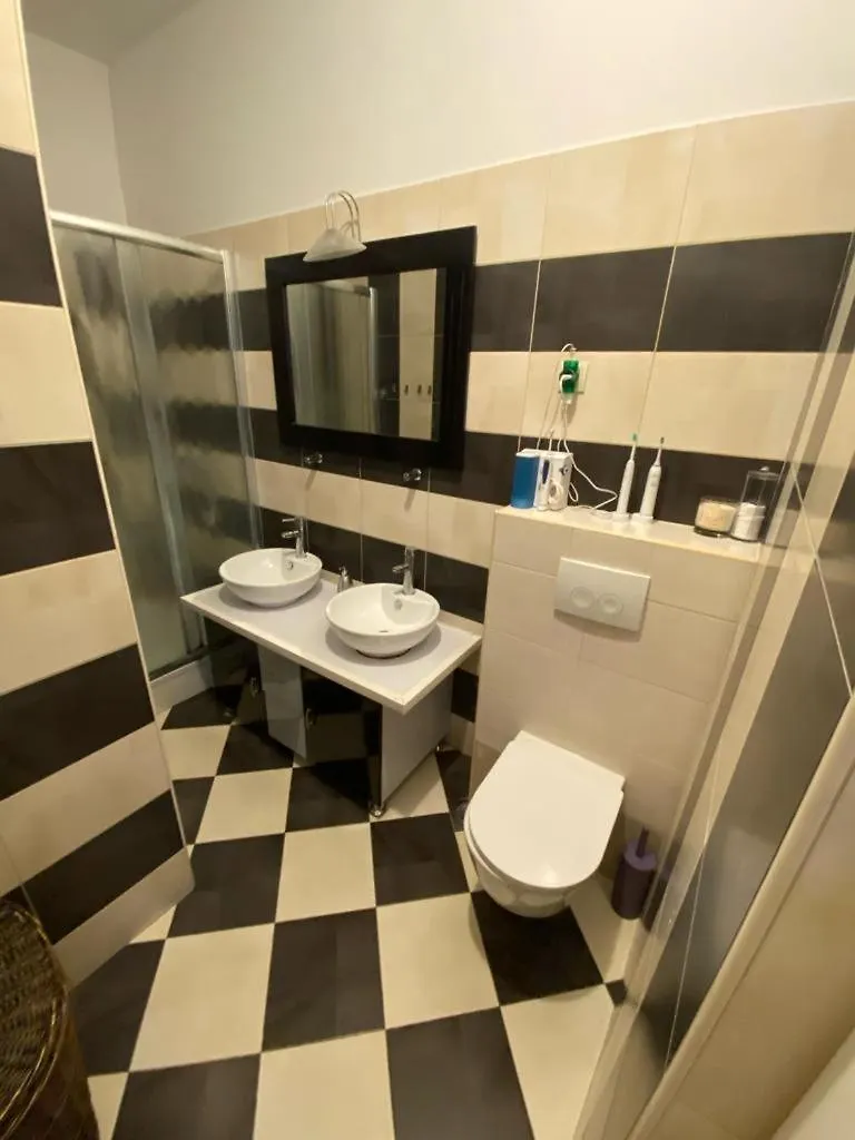 Petrus Superior Apartment - Spacious Three-Room Apartment - Prestigious Location Near Diocletian'S Palace And Bacvice Beach - The Best Restaurants Within Walking Distance - Free Parking Provided Split